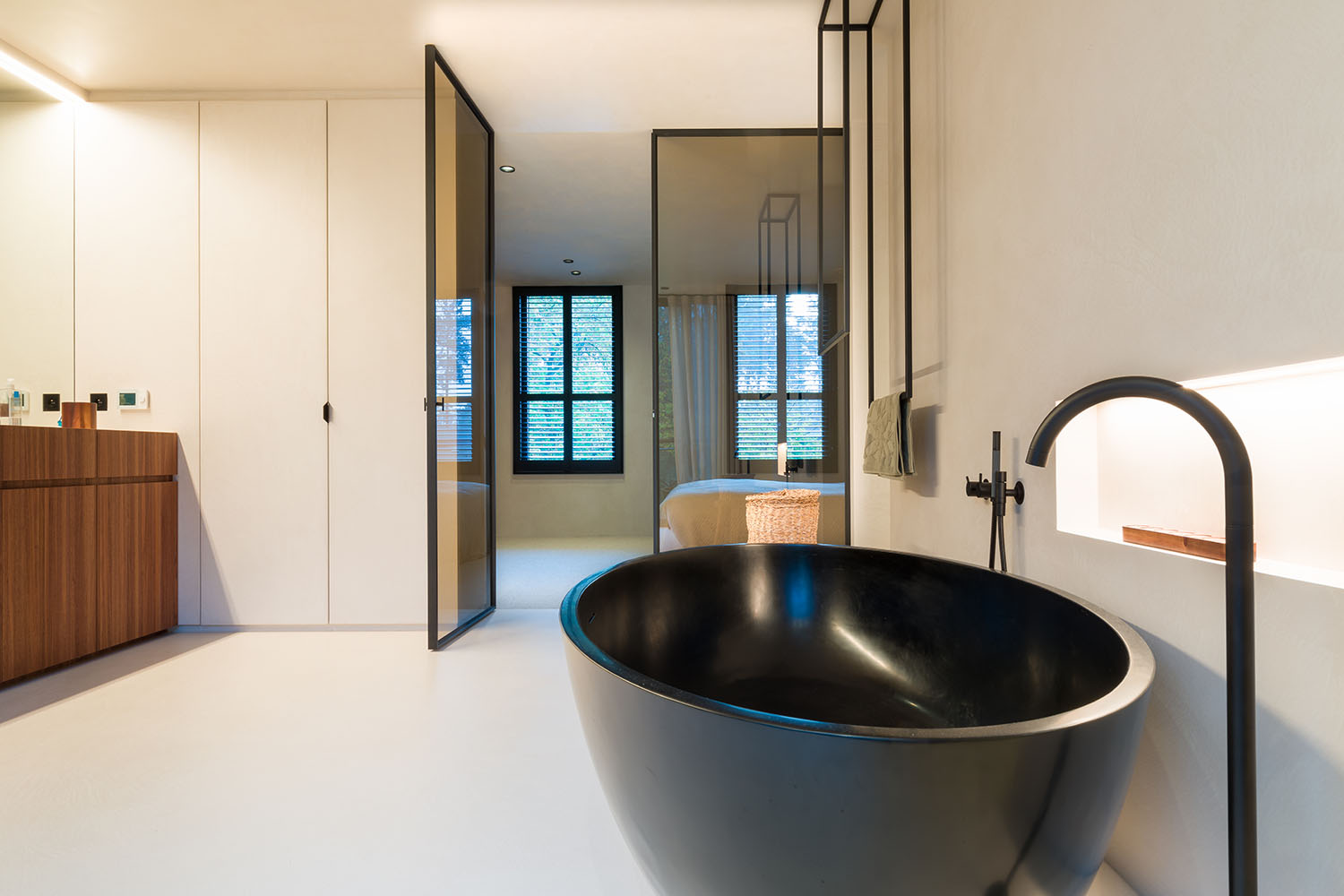 Salle de bain avec chambre attenante avec shutters