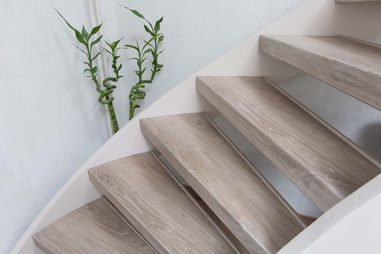 NEWstairs bois clair vintage escaliers lumiere naturelle