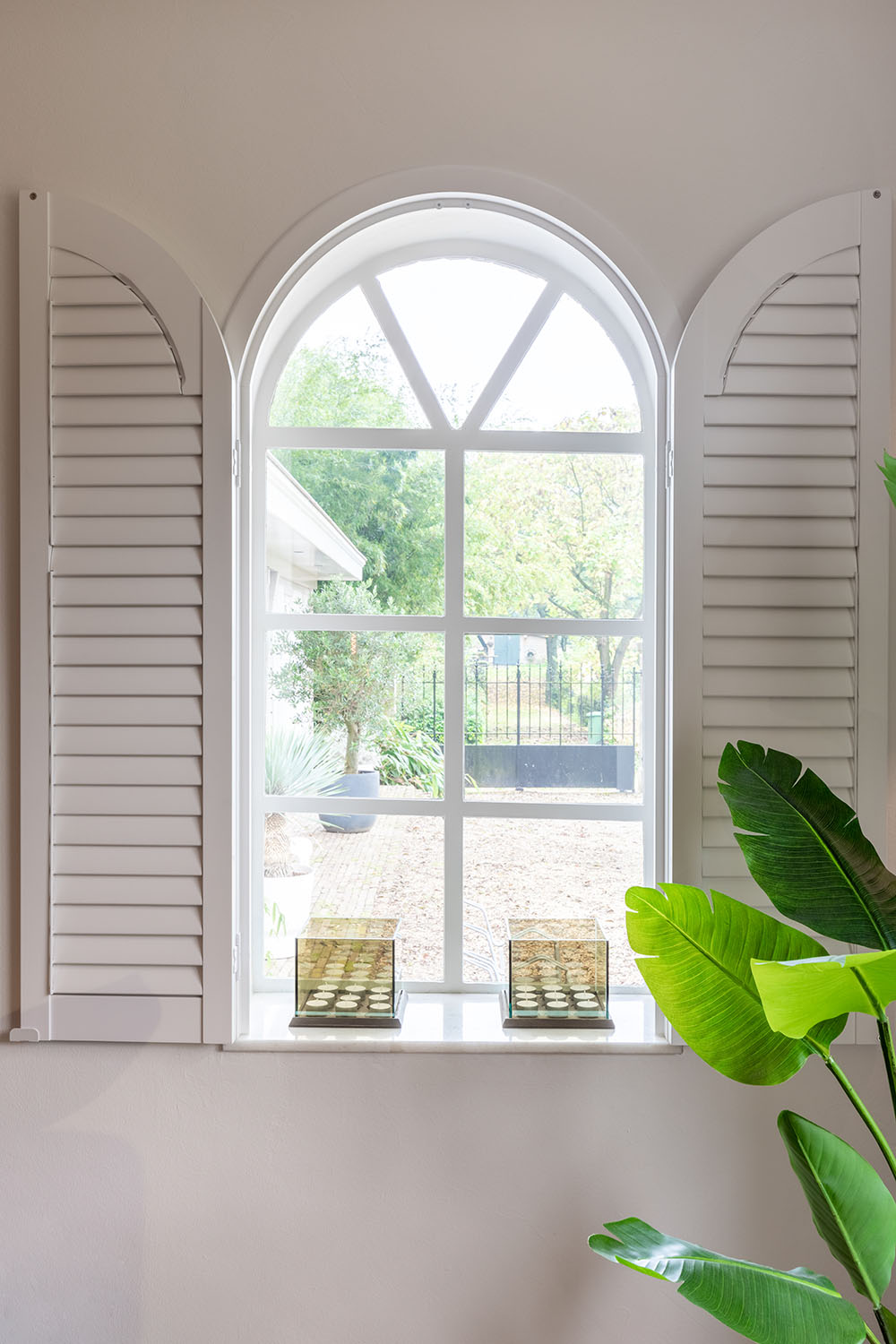 Combiner un interieur lumineux avec des plantes et des shutters