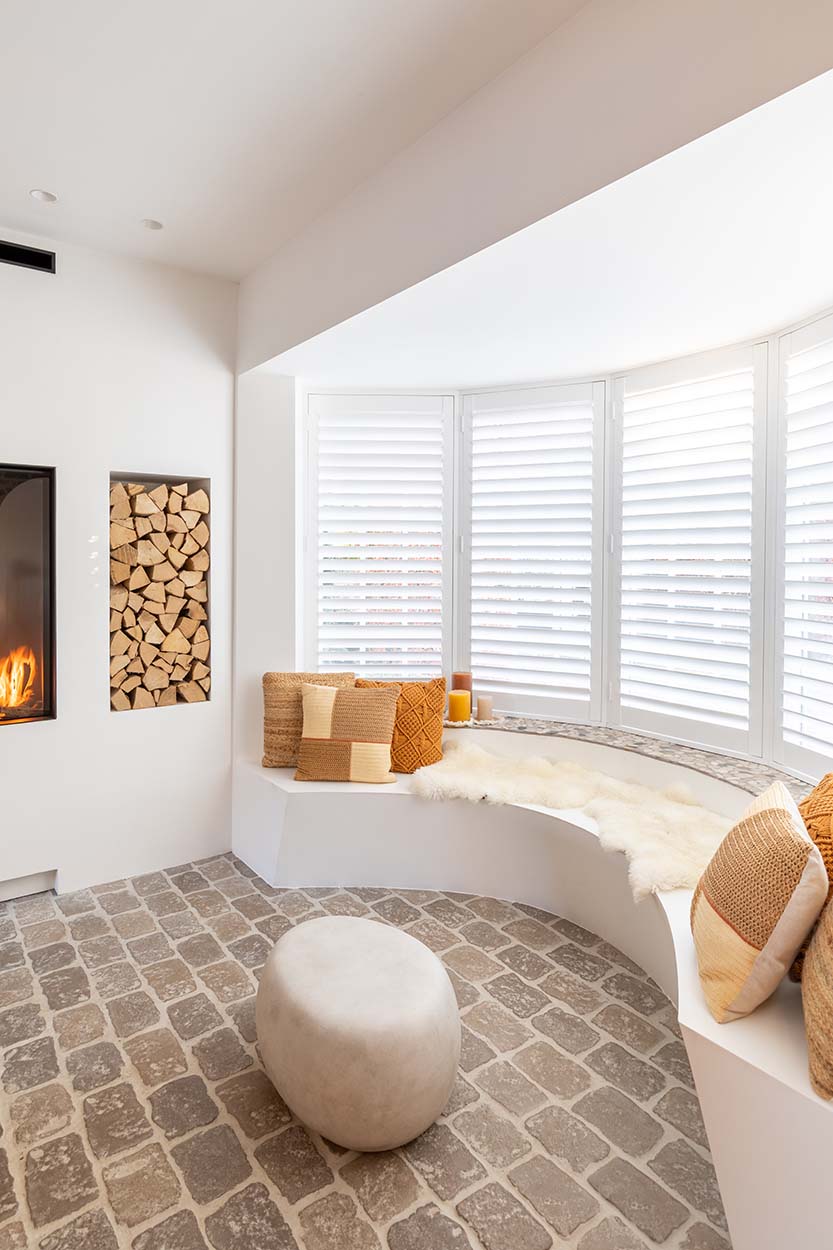 Shutters blancs sur un sol sombre