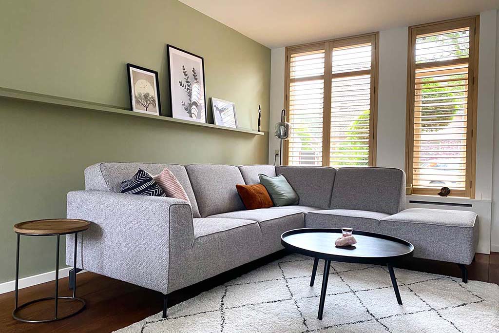 Shutters en bois dans un style de vie naturel lumineu