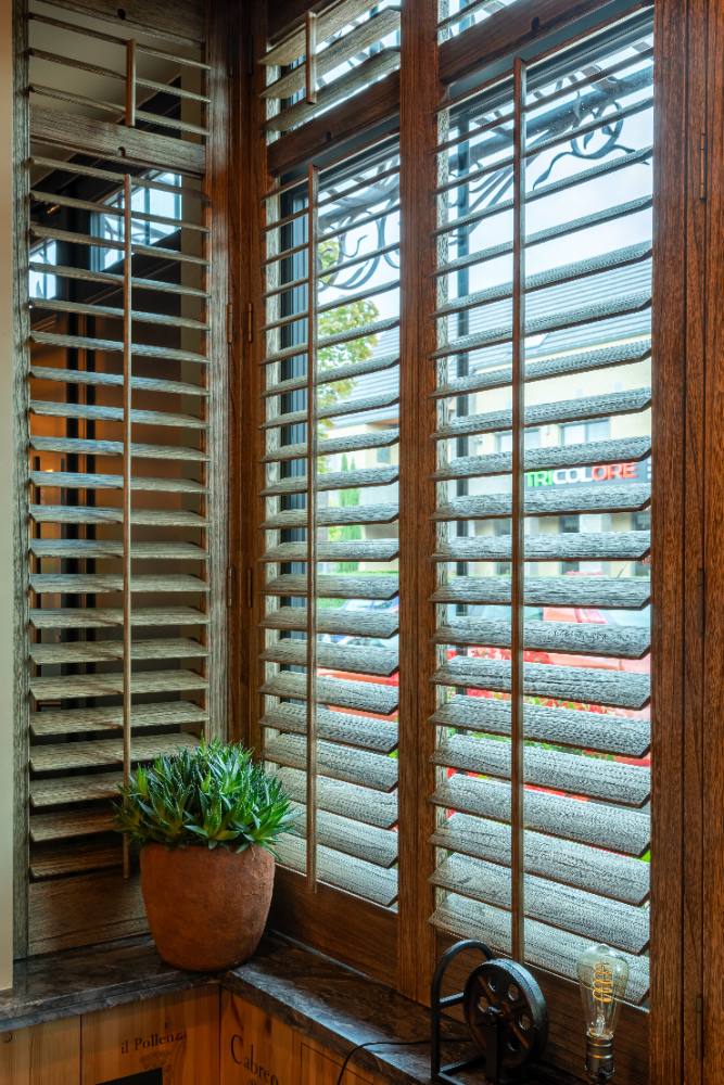 Shutters de couleur marron avec grain de bois et manche de commande