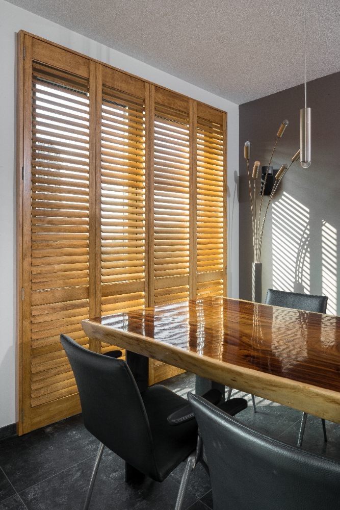 Shutters couleur bois marron pour la decoration des fenetres en automne
