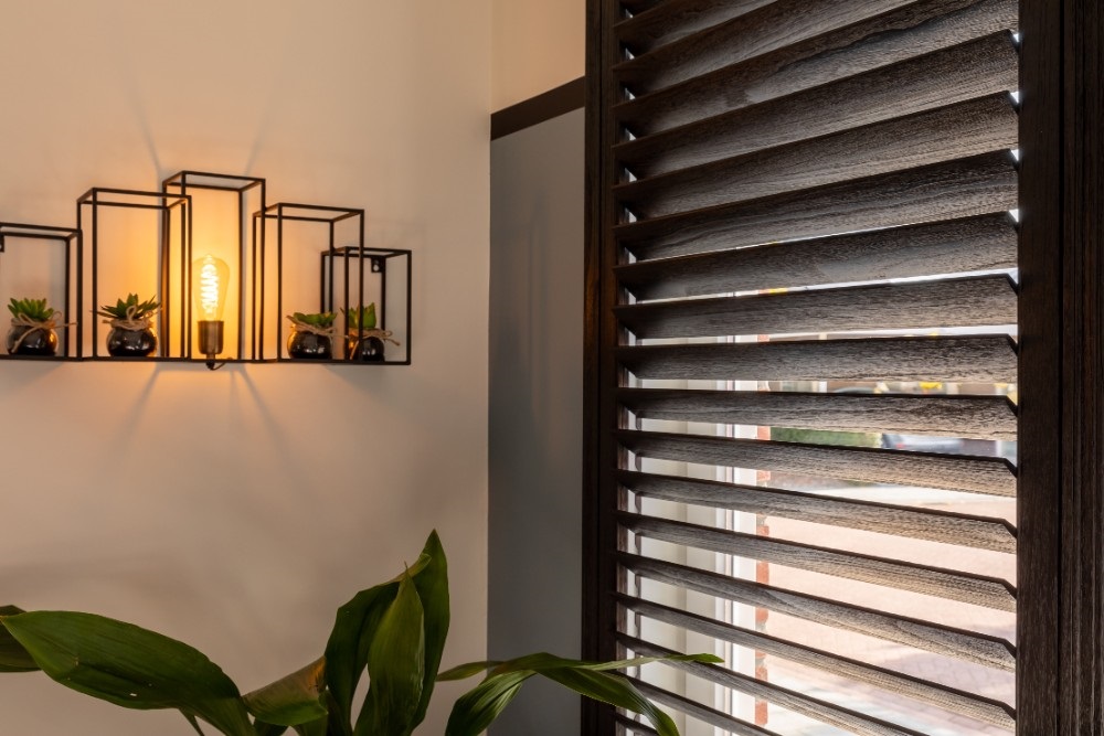 Shutters noirs avec bois automne