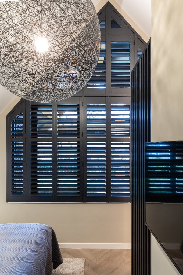 Chambre avec fenêtre inclinée