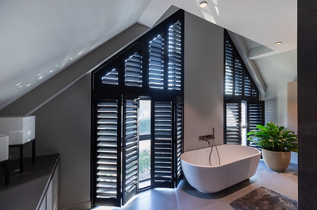 Shutters rideaux dans la salle de bain