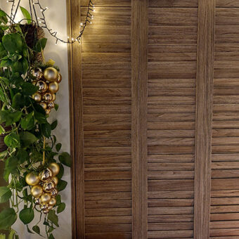 Gesloten beitskleur shutters