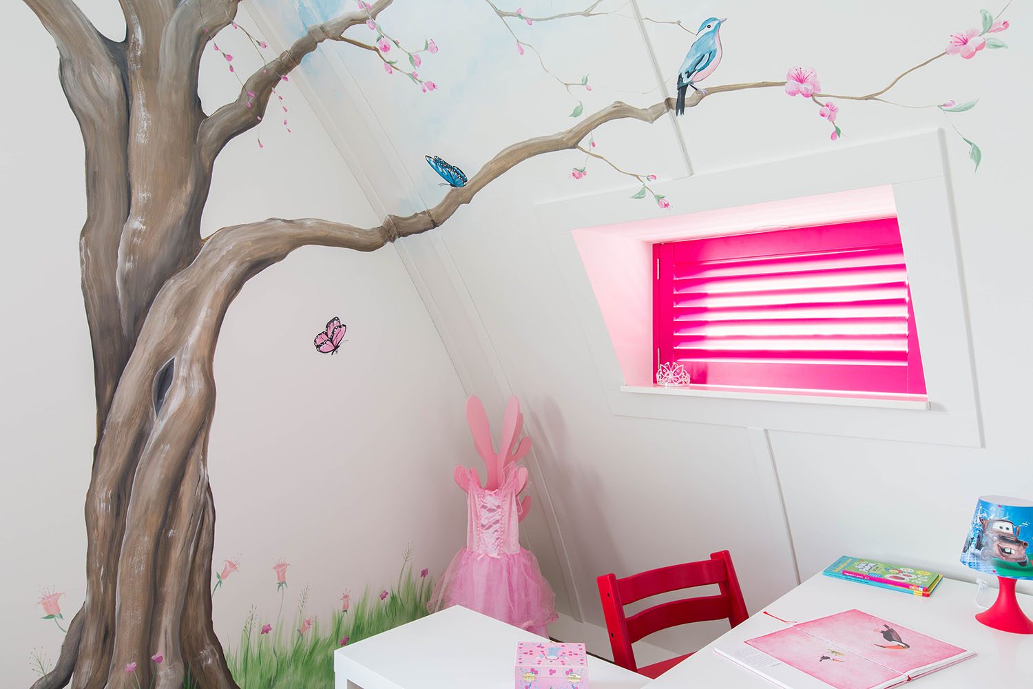 Chambre d'enfant aux shutters roses