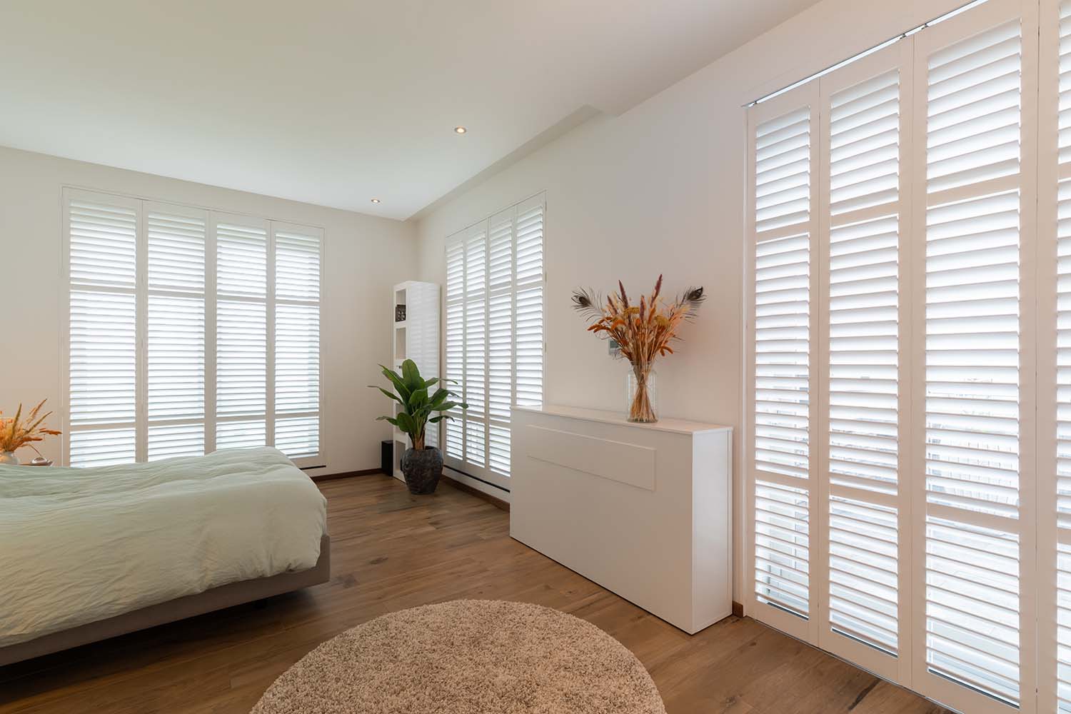 Chambre aux shutters blancs