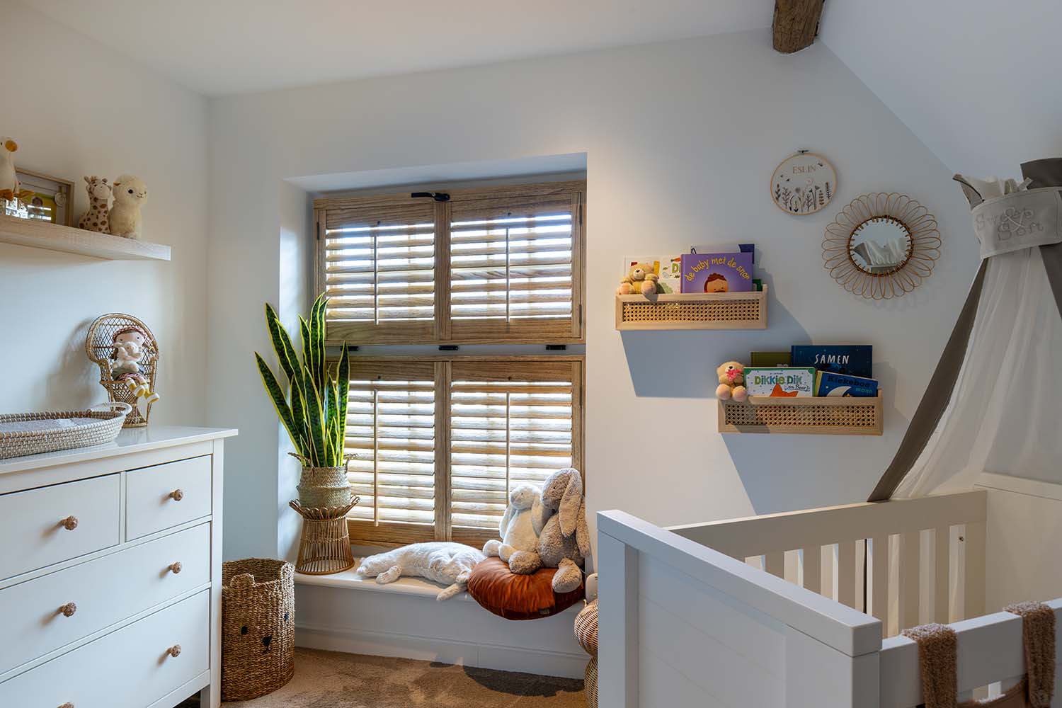 Shutters au lit bébé dans la chambre