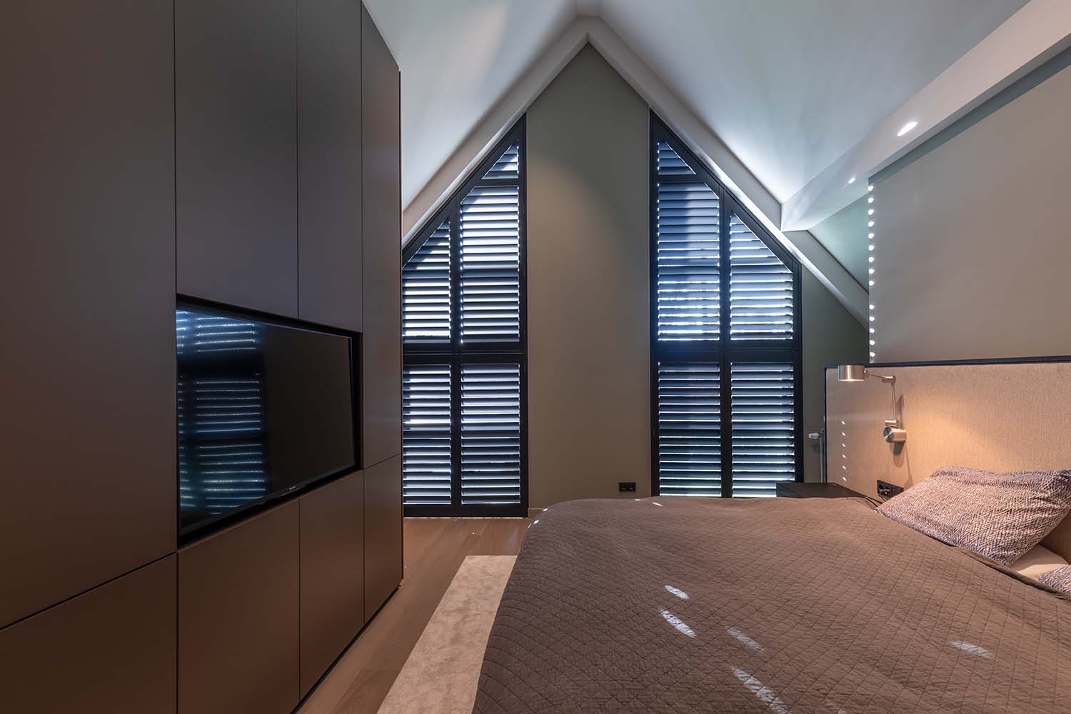 Grande fenêtre pointue avec shutters noirs