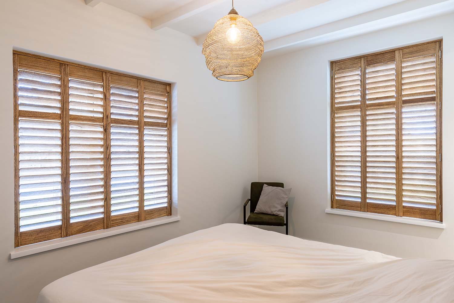 Revêtements de fenêtres couleur bois dans la chambre