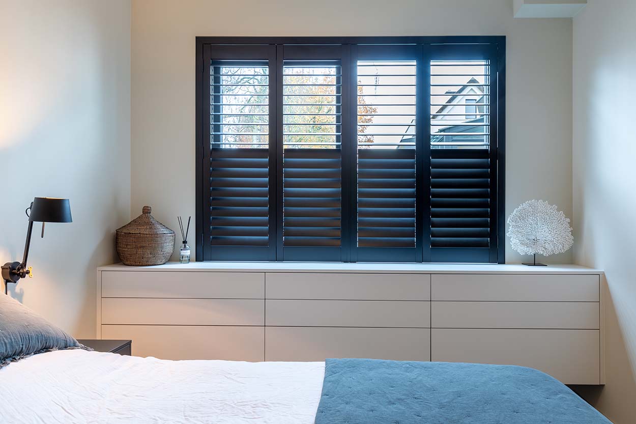 Lit bleu avec décoration de fenêtre noire
