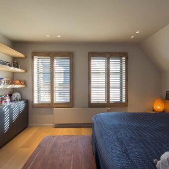 shutters beits in de slaapkamer