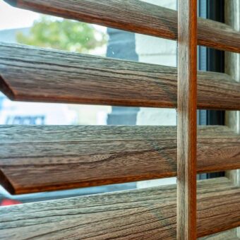 shutters met houtnerf