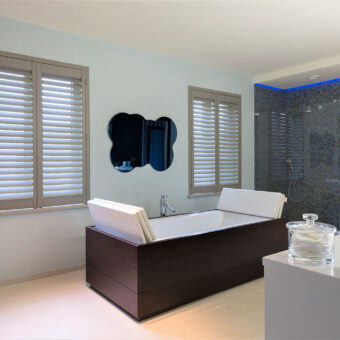 Bruin tint shutters in de badkamer