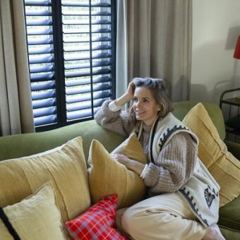 Hanna Verboom in haar huis met shutters