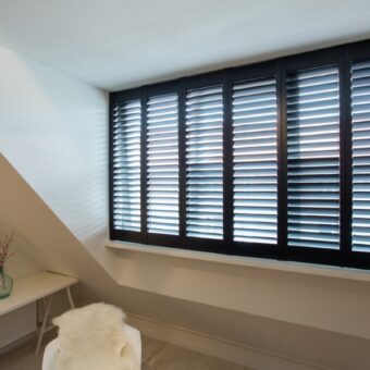 Zwarte shutters in slaapkamer