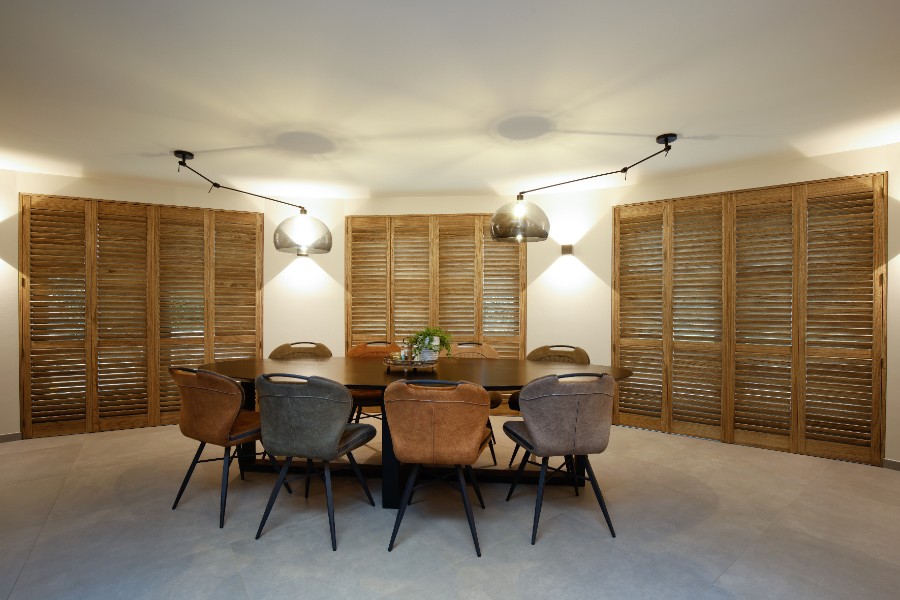 Revêtement de fenêtre couleur bois comme protection solaire dans la maison