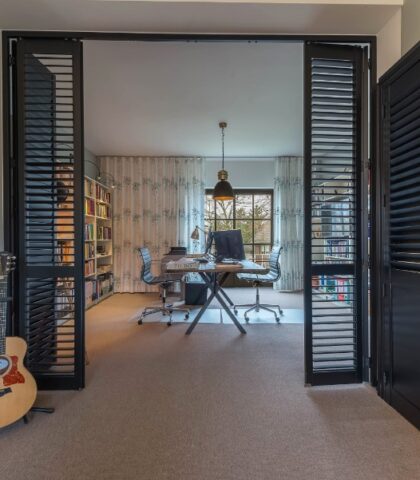 Zwarte shutters als louvredeuren in Heerlen