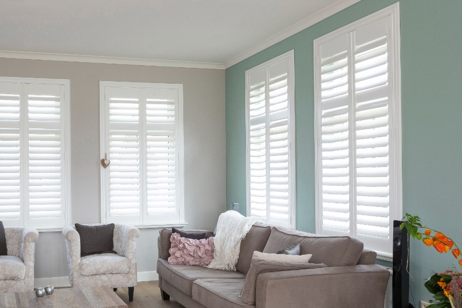 Stores soleil blancs dans la maison avec shutters