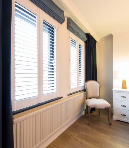 Witte shutters in slaapkamer