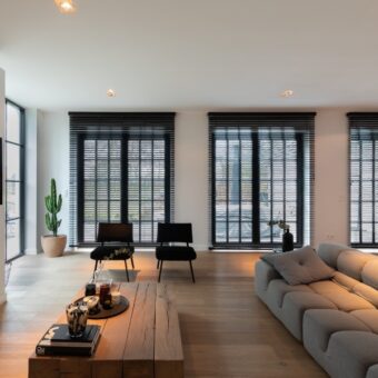 Industrieel interieur met zwarte raambekleding