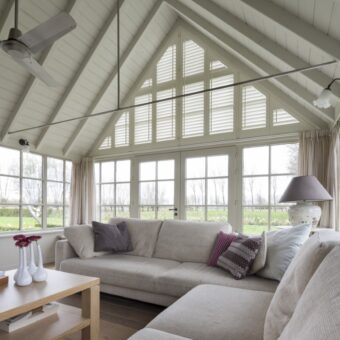 Karakteristieke woonstijl met witte shutters
