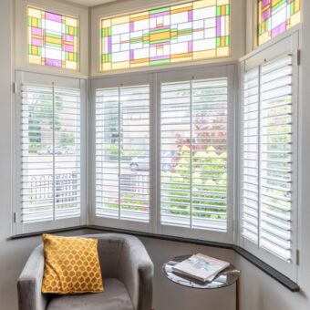 Witte shutters in klassieke erker