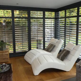 Zwarte shutters als raamdecoratie in serre