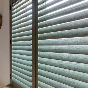 Groene shutters voor het raam