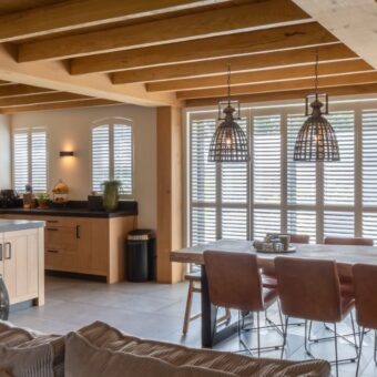 Landelijke woonstijl met shutters