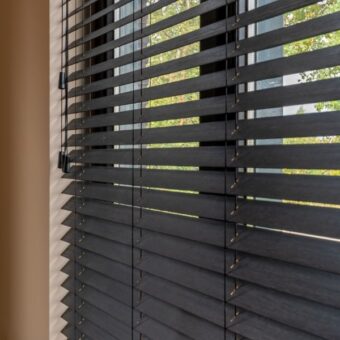 Zwarte houten jaloezieën in urban jungle stijl