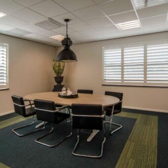 Witte shutters met grote houten lamellen