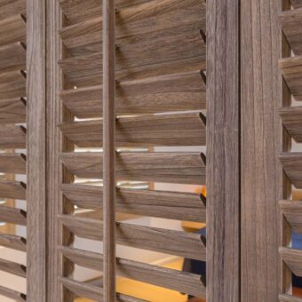 Bruine beitskleur shutters