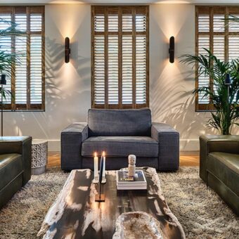 Woonkamer in urban jungle woonstijl