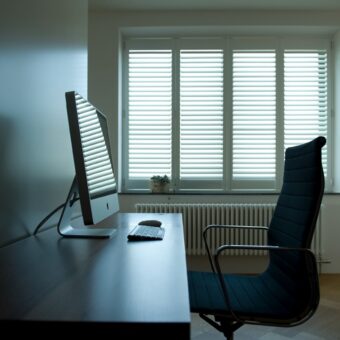 Kantoor met witte shutters
