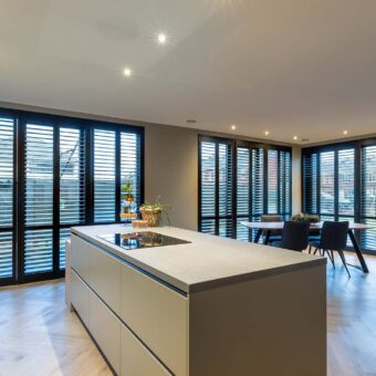 Grote moderne keuken met zwarte shutters