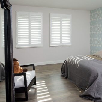 Witte shutters in retro slaapkamer