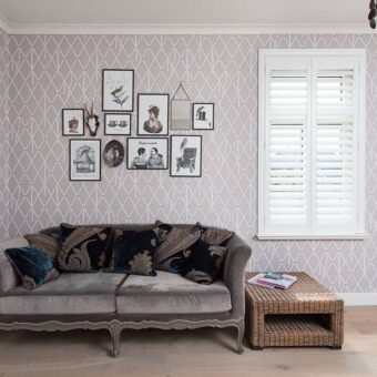 Retro woonkamer met witte raamdecoratie
