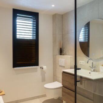 Sfeervolle shutters in de badkamer