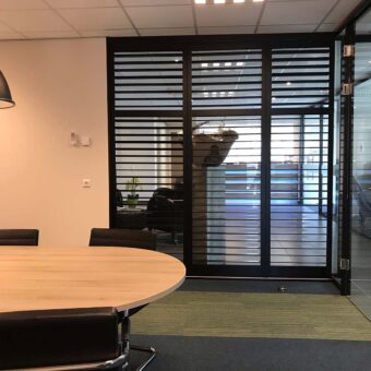 Shutters met clearview bediening op kantoor