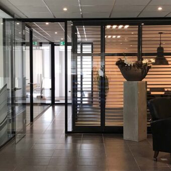 Shutters met vrij zicht en onzichtbare verbinding in kantoorruimte