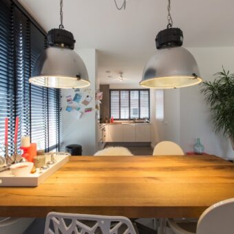 Urban interieur met shutters en jaloezieën