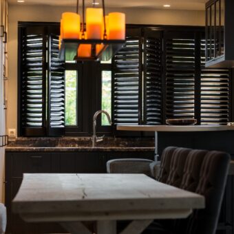 Zwarte shutters in stijlvolle woonkamer