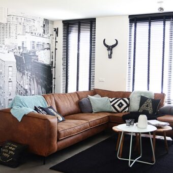 Urban woonkamer met shutters