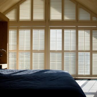 Slaapkamer met witte shutters