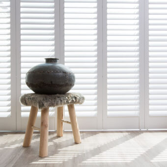 Witte raambekleding shutters