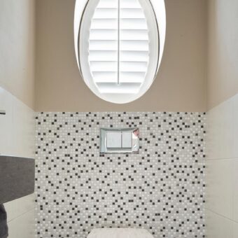 Toilet met ovale shutters