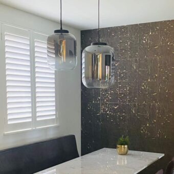 Urban interieur met witte shutters